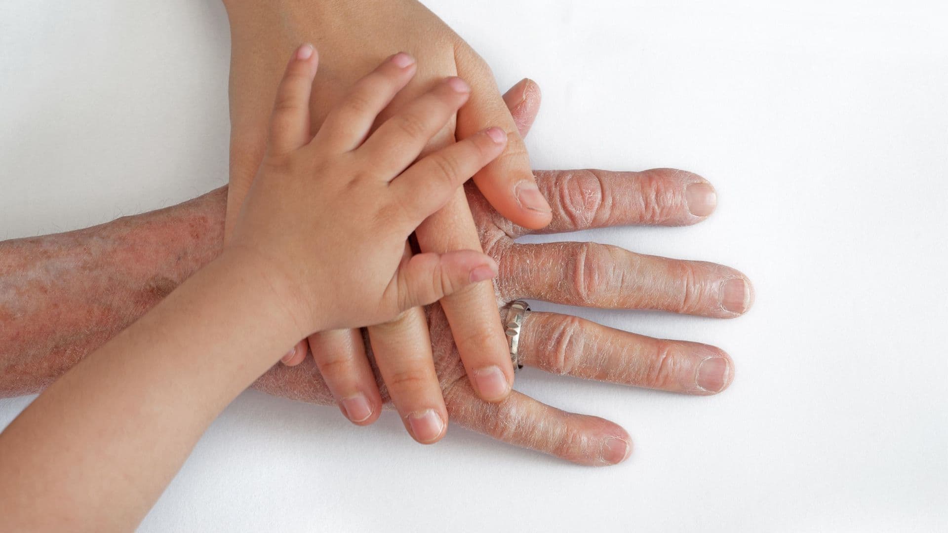 Manos de distintas generaciones, imagen de acompañamiento y confianza
